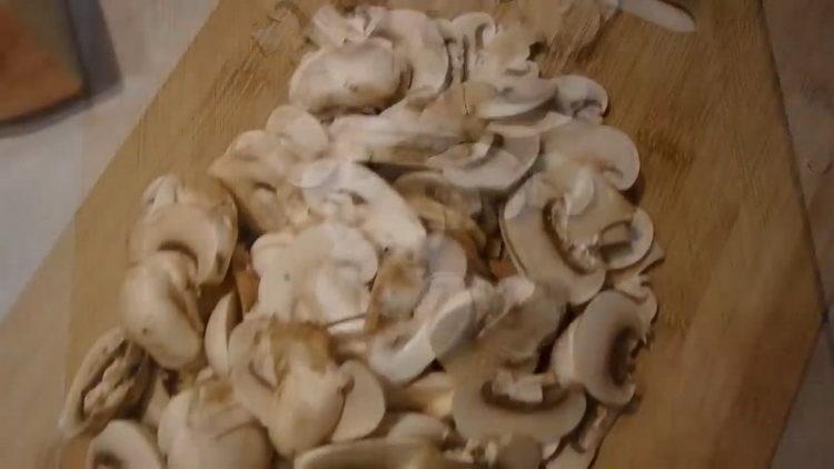 Per cucinare, tritare i funghi