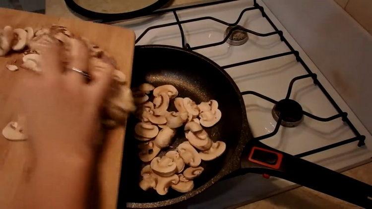 Smažte houby na vaření.