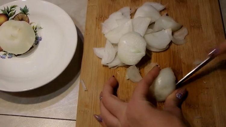 Norėdami paruošti patiekalą, susmulkinkite svogūną