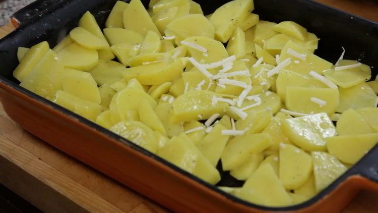 Сложете картофите в чиния, за да готвите
