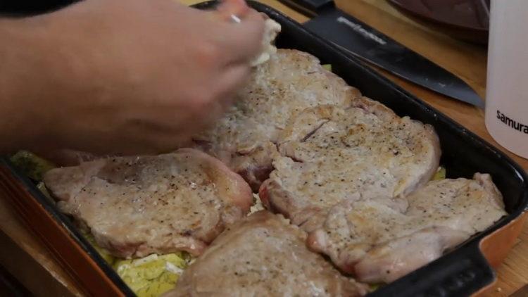 Metti la carne nella padella per preparare il piatto.