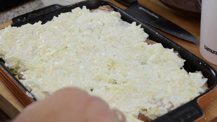 Metti la cipolla nella padella per preparare il piatto.