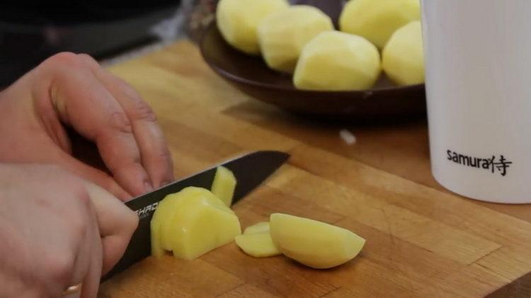 Zum Kochen Kartoffeln hacken