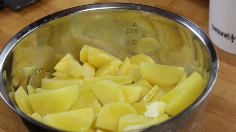 Zum Kochen die Kartoffeln einölen
