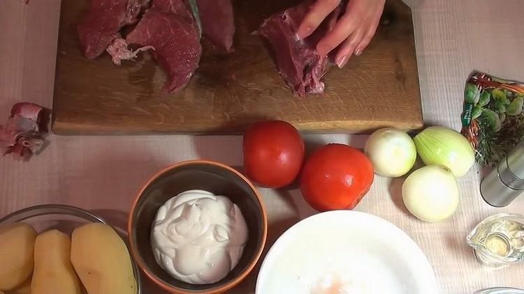 Fleisch auf Französisch mit Kartoffeln und Tomaten kochen