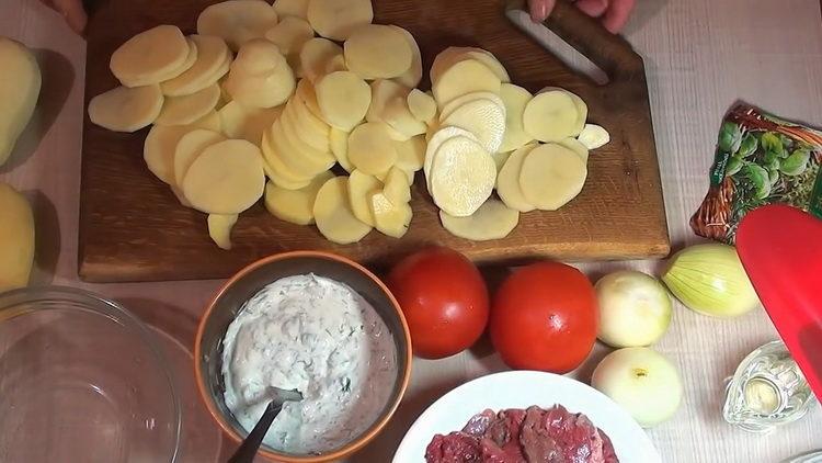 Pro vaření nakrájejte brambory