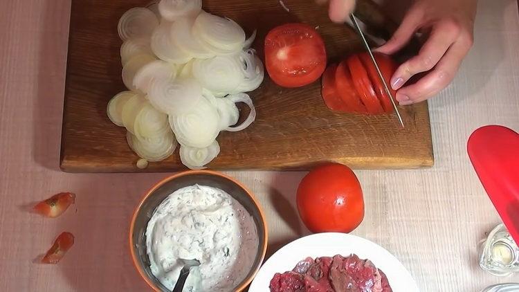 Per cucinare, tagliare i pomodori