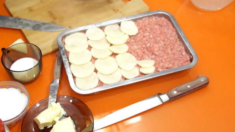Legen Sie die Kartoffeln auf das Hackfleisch, um das Essen zuzubereiten.