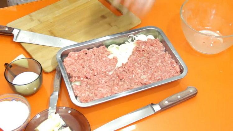 Per preparare il piatto, metti la carne tritata nella forma