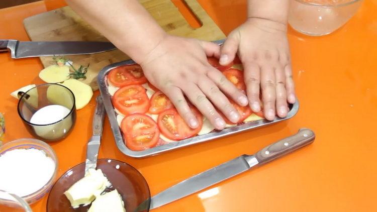 Pro vaření nakrájejte rajčata na mleté ​​maso
