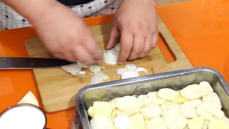 Pro přípravu pokrmu nakrájejte cibuli