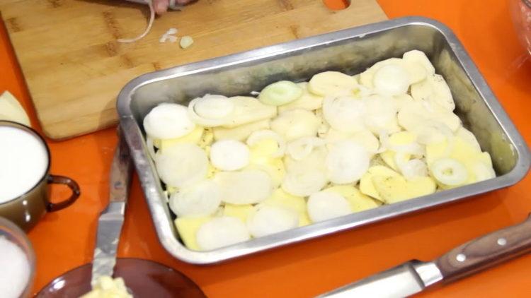 Βάλτε το κρεμμύδι στο τηγάνι για να προετοιμάσετε το πιάτο.