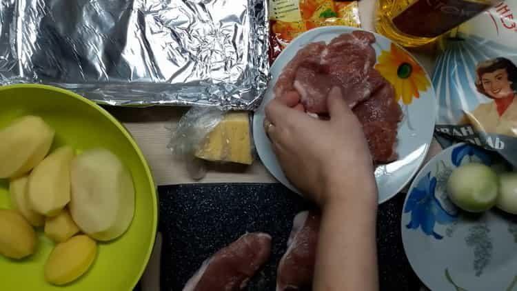طهي اللحم مع البطاطس المقلية في الفرن