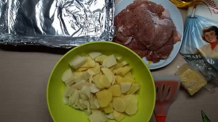 Pro vaření nakrájejte brambory