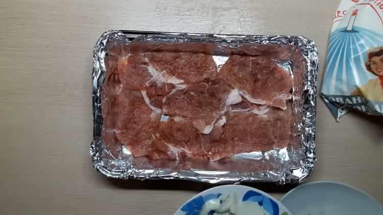 Įdėkite mėsą į keptuvę, kad ji virti