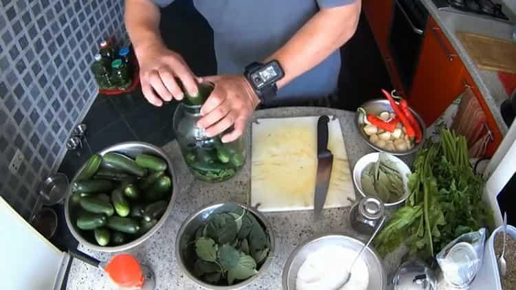 Сложете краставиците в буркан, за да приготвите ястието