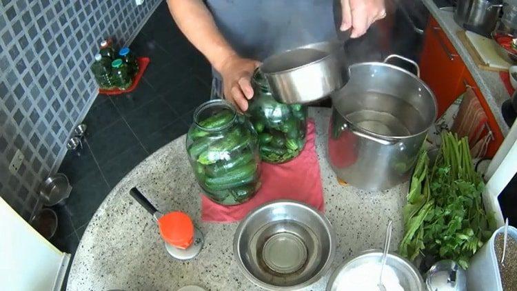 Per preparare il piatto, riempi i cetrioli con acqua