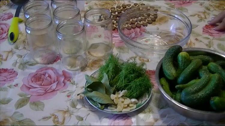 uborka esszenciákkal a téli receptekhez