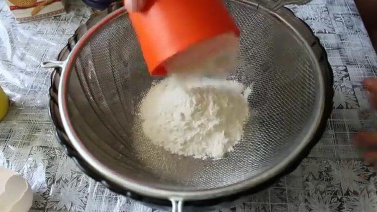 Setacciare la farina per cucinare