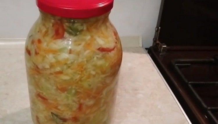 L'insalata autunnale preparata secondo questa ricetta non necessita di sterilizzazione.