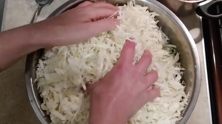 Омесете зелето с ръце, като към него добавяте сол.