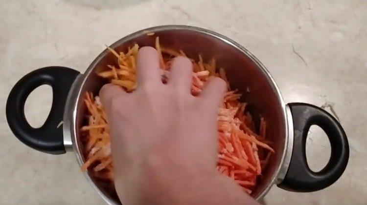 Karotten mit Salz kneten.