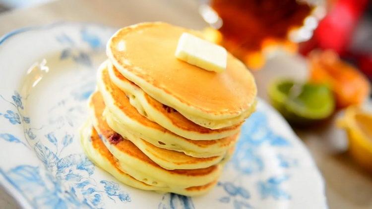 Pancakes classici con una ricetta passo dopo passo con foto