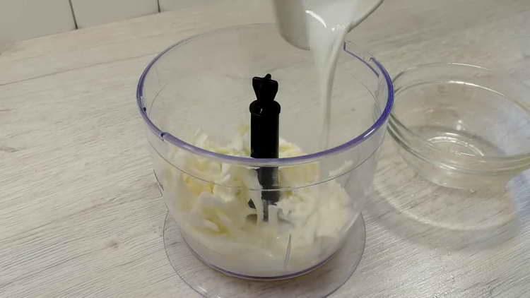 Gießen Sie Milch zum Käse