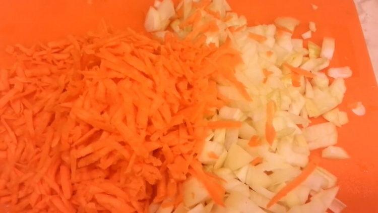 Zum Kochen Zwiebeln und Karotten hacken