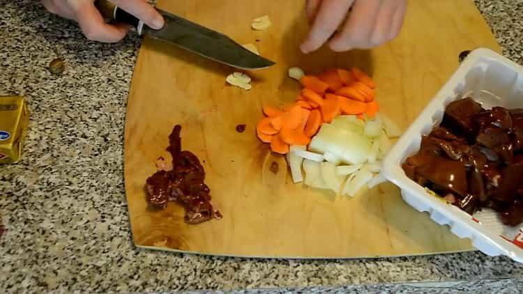 Per cucinare, tritare le carote