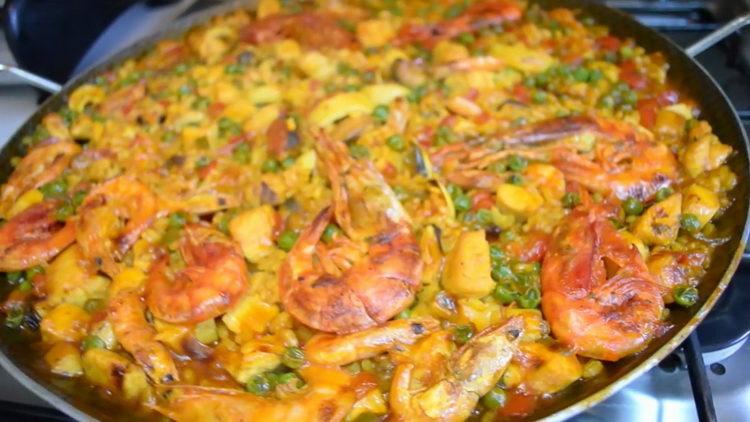 Spanish paella na may seafood