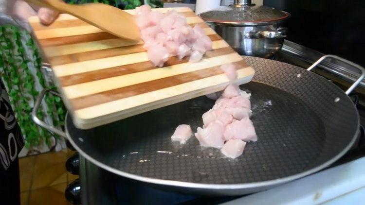 Για το μαγείρεμα, κόψτε το κοτόπουλο
