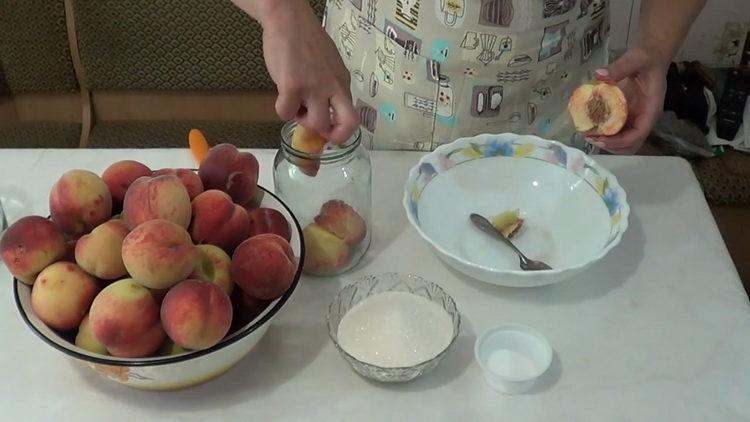 Keittäminen persikat siirappina