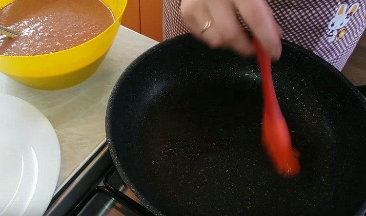 Lubrificare una padella preriscaldata con olio vegetale.