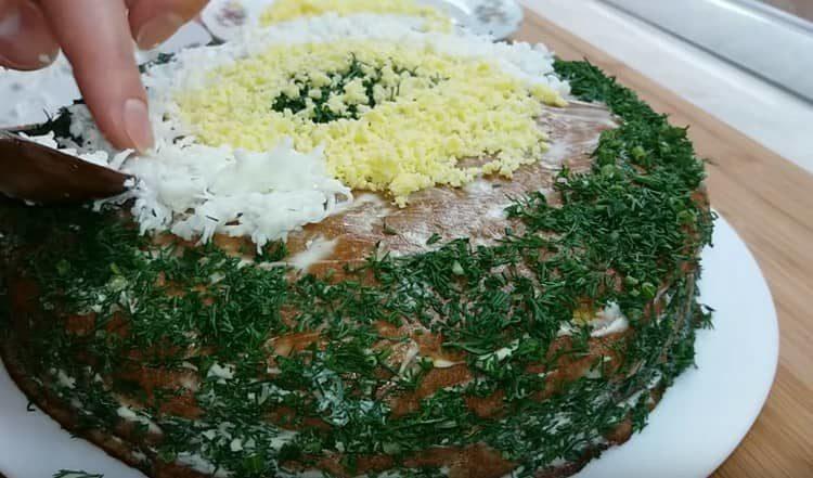 Διακοσμήστε το κέικ με ψιλοκομμένο άνηθο και τριμμένο αυγό.
