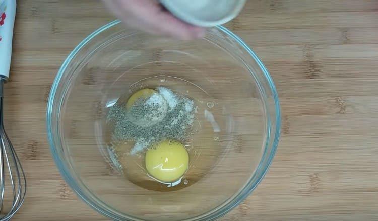 Добавете сол и подправки към яйцата.