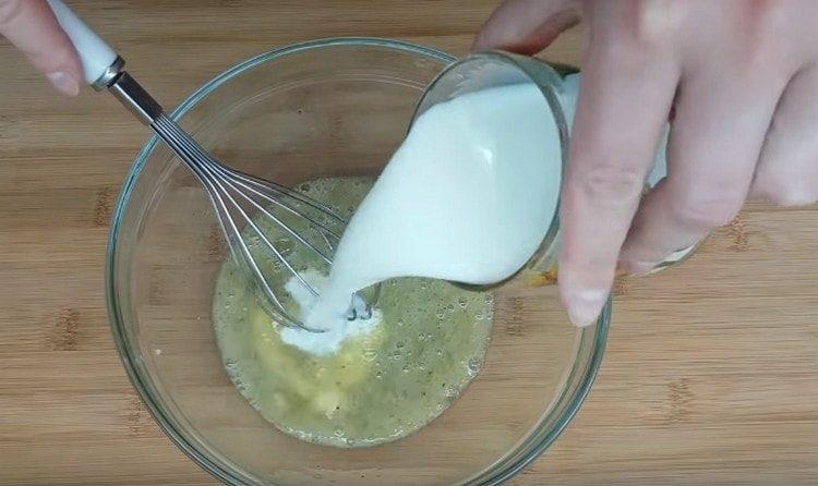 Προσθέστε γάλα στη μάζα των αυγών.