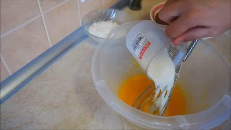 Schlage die Eier zum Kochen.
