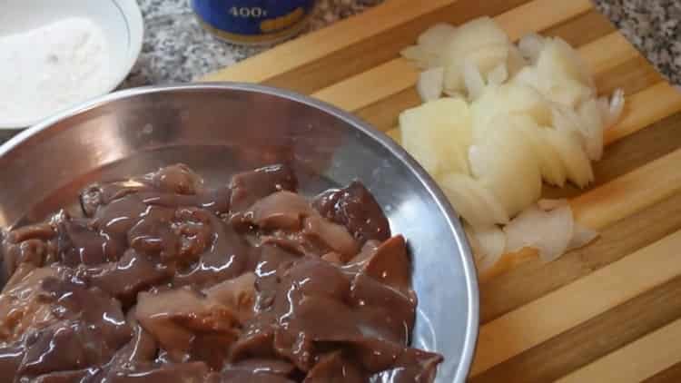 Cucinare il fegato in panna acida con cipolle