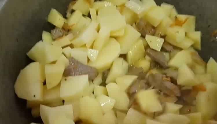 Fügen Sie Kartoffeln hinzu, um zu kochen