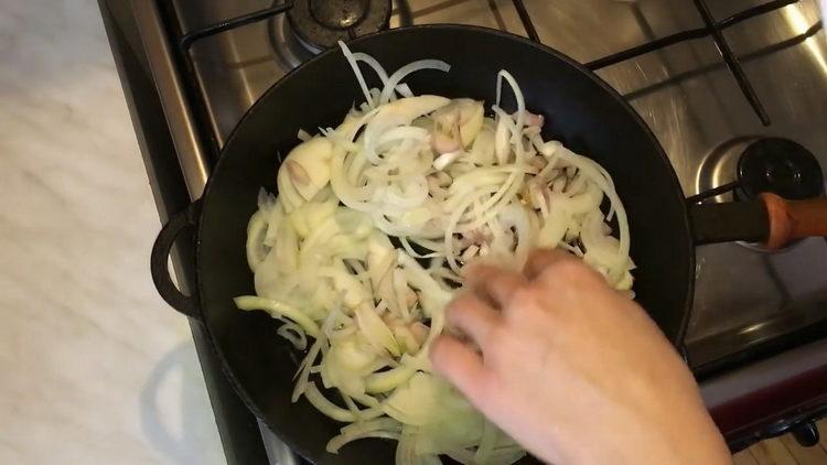 לבישול הכבד מטגנים את הבצל