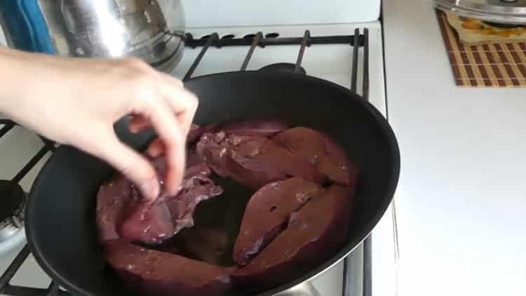 Friggere il fegato per cucinare