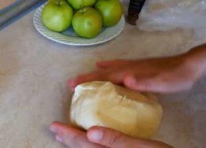 Malumanay curd masa para sa apple pie