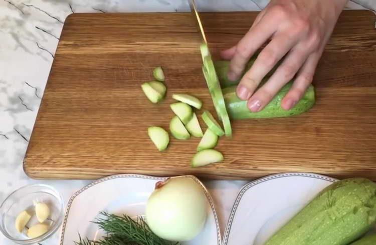 Zucchini in Scheiben schneiden