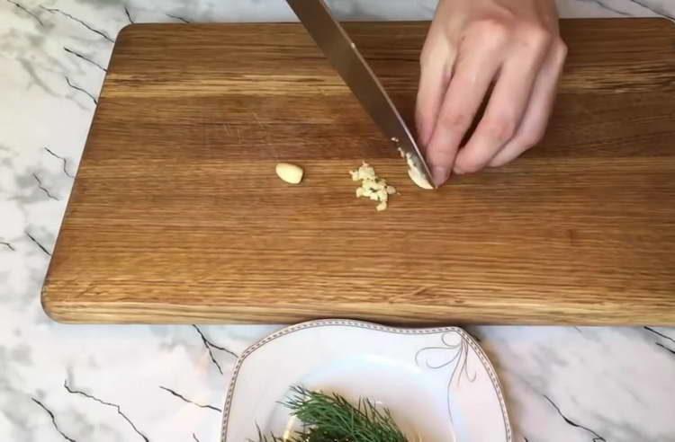 jemně nasekejte česnek