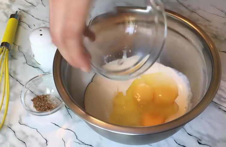 Eier und saure Sahne mischen
