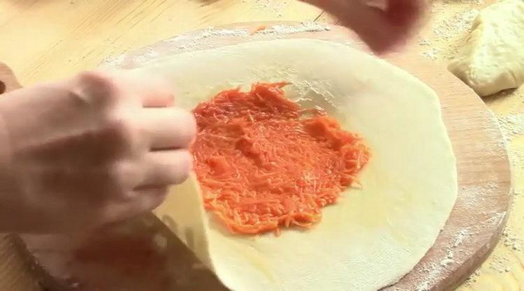 Για να προετοιμάσετε το πιάτο, βάλτε την κολοκύθα στη ζύμη