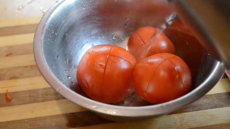 pomidorus užpilkite verdančiu vandeniu