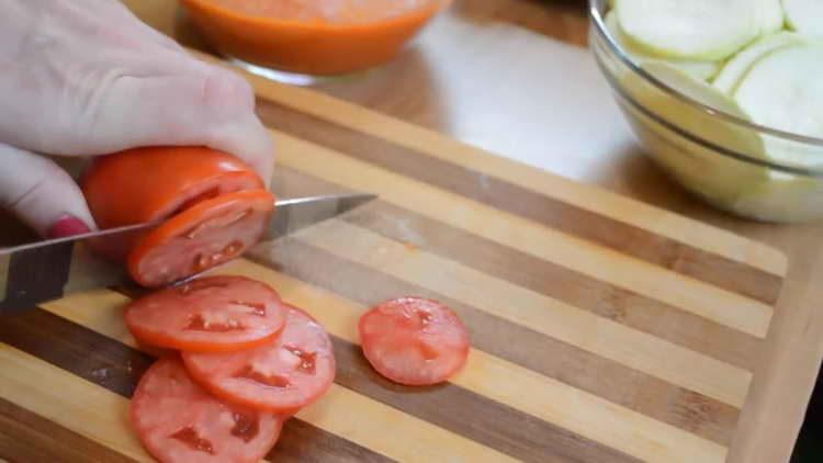 κόβουμε τη ντομάτα σε κύκλους