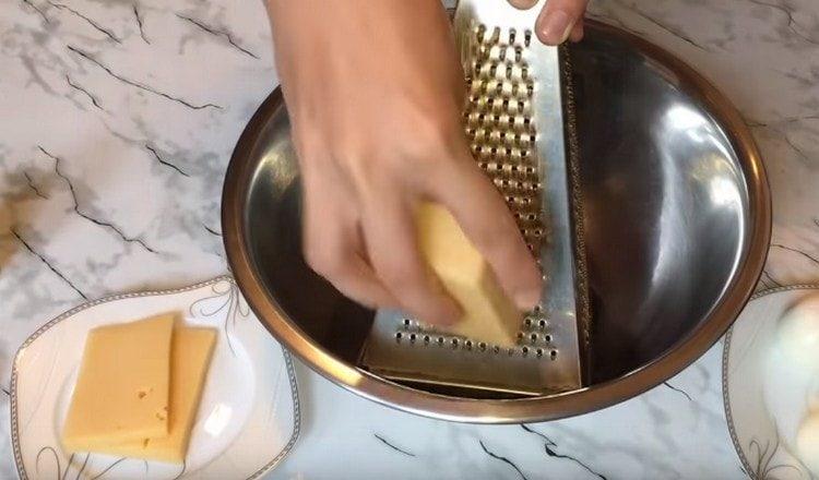 Su una grattugia fine, tre formaggi a pasta dura.